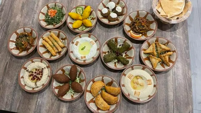 Grande table garnie de plats traditionnels libanais