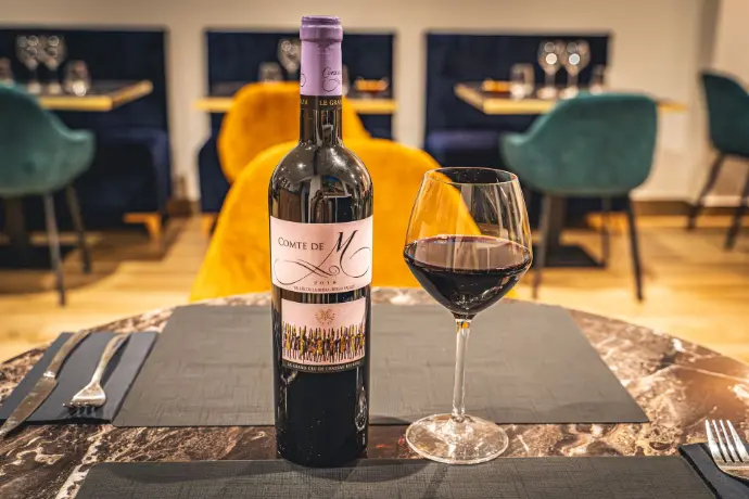 Bouteille de vin, sur une table à l&#39;intérieur du restaurant le Diwan
